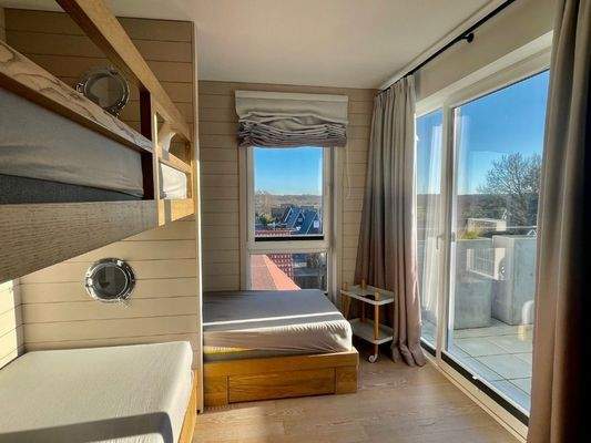 Kinderzimmer mit Balkonzugang