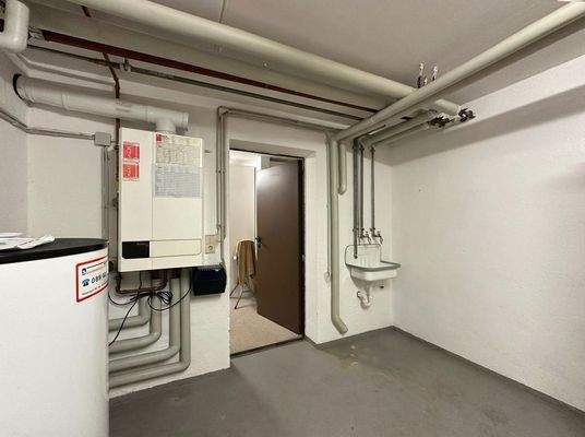  Heizungsraum mit momentaner Technik