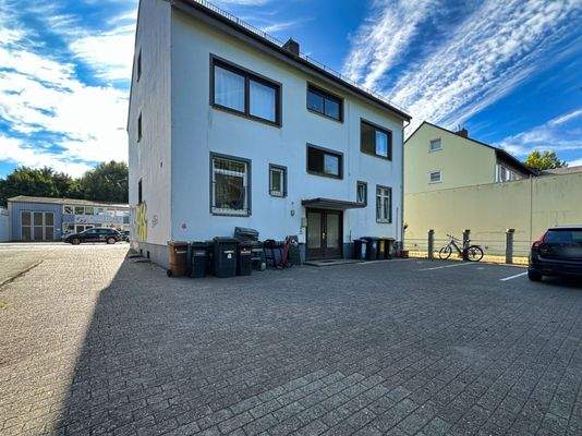 Großzügiger Parkplatz