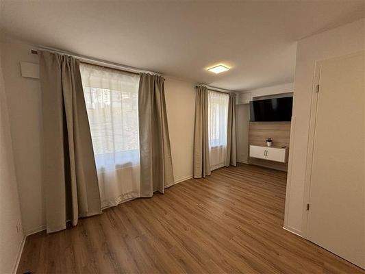 Helles Zimmer mit Vorhängen