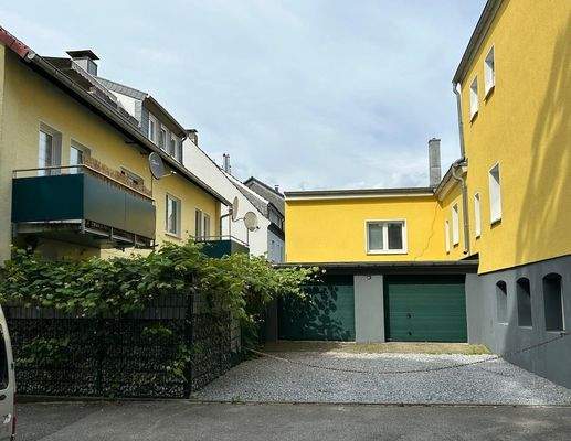 Hinterhof Ansicht mit 2 Garagen