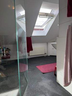 Bad mit Dachfenster.jpeg