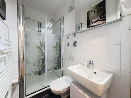 Das Badezimmer 1 mit separater Duschkabine