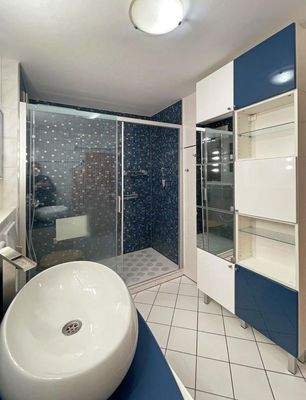 Bad mit begehbarer Dusche