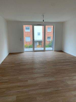 Helles Wohnzimmer mit Balkon