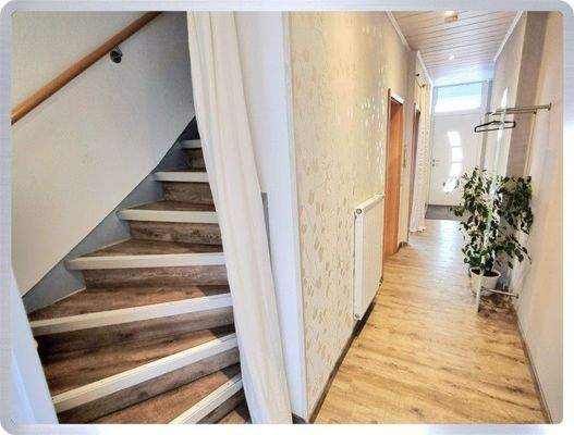 EG Flur mit Treppenaufgang