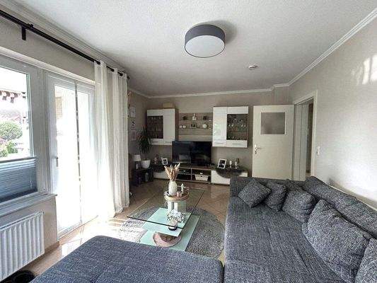 Wohnzimmer mit Balkonzugang