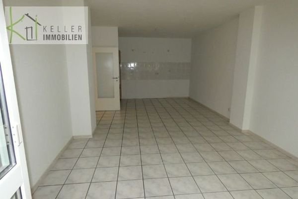 Großes Wohnzimmer mit Terrasse und offener Küche