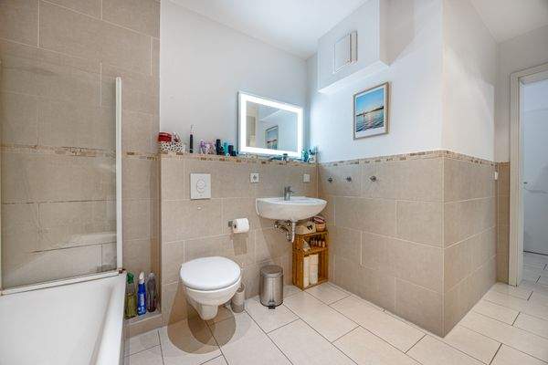 geräumiges Wannenbad