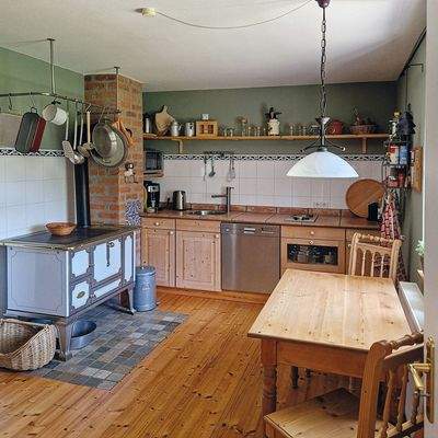 offene und helle Küche mit urigem Ofen - wie zu Oma´s Zeiten