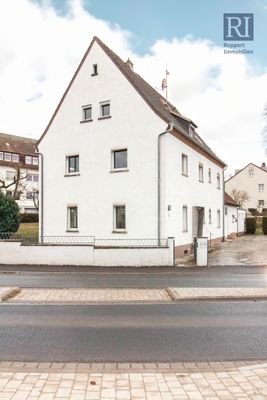 Blick von der Straße auf das Haus