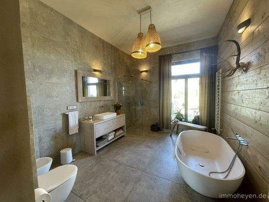 Bad mit Dusche und Wanne