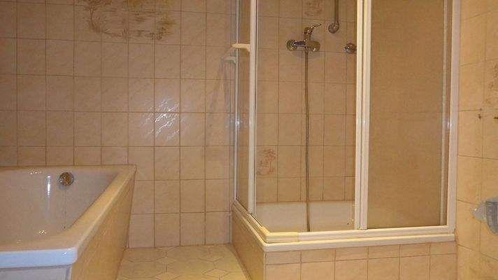 Bad im Keller linke Hälfte