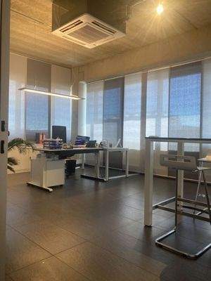 Großer Büroraum mit Besprechungstisch 