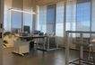 Großer Büroraum mit Besprechungstisch 