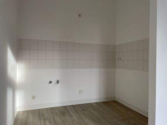 Halboffene Küche mit Fliesenspiegel