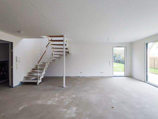 Wohnen und Treppenaufgang ins OG