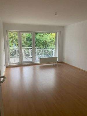 helles Wohnzimmer mit Balkonzugang