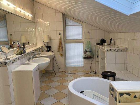 Badezimmer m.Wanne und Dusche