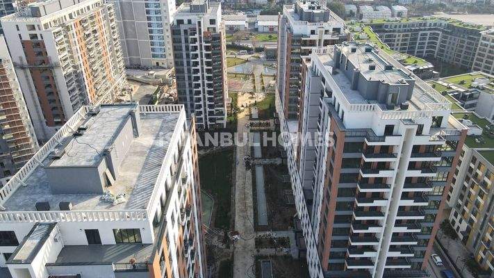 Apartments in a Secure Complex with Pool in Kartal Istanbul