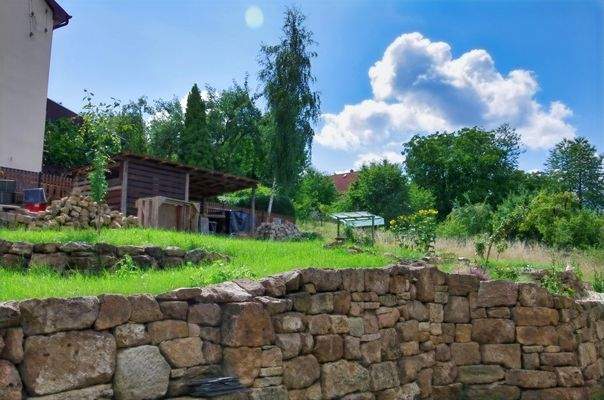 Gartenmauer mit Blick zum Garten