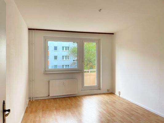 Wohnzimmer mit Balkon.JPG