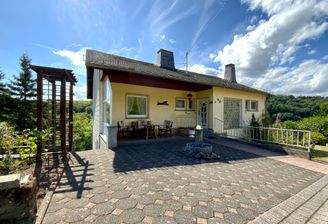 Haus mit Terrasse zur Vorderseite und Eingangsbereich EG