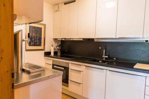 Modere Zweitküche 'aux suite' mit Bierzapfanlage