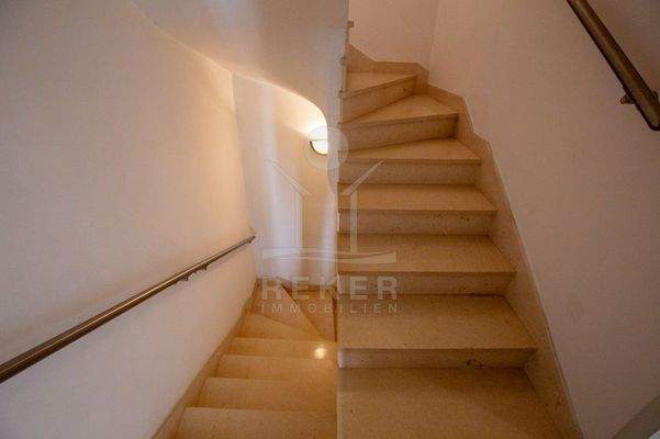 2. Obergeschoss: Wohnzimmer & Badezimmer