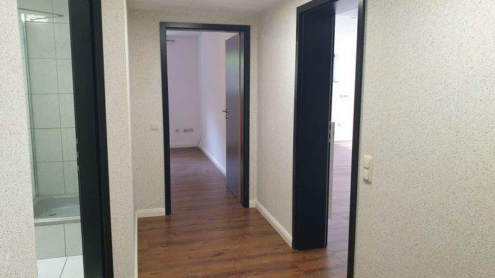 Flur Richtung Schlafzimmer.jpg