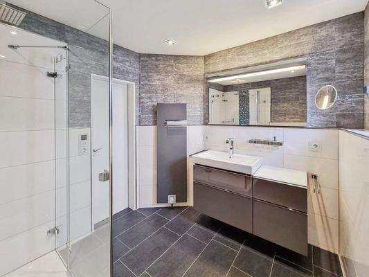 Badezimmer mit Dusche und Fenster