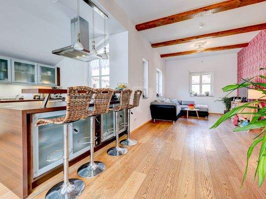 Tresen der offenen Einbauküche