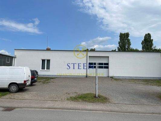 Neue Halle mit Tor & Parkplatz