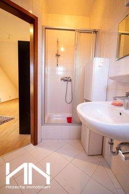 Tageslichtbad mit Dusche im DG.