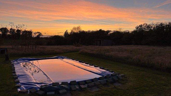 Abgebauter Pool im Herbst