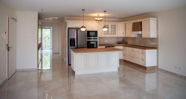 Wohnzimmer mit Balkon und offener Küche