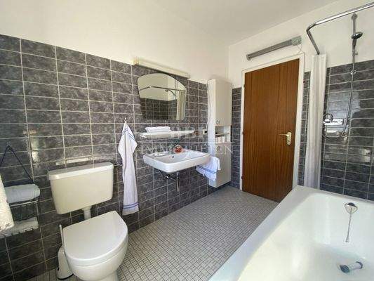 Vollbad mit Dusche...