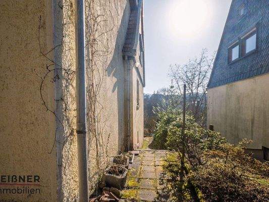 Außenansicht - Weg zum Haus