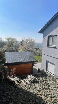 Steingarten links v. Haus