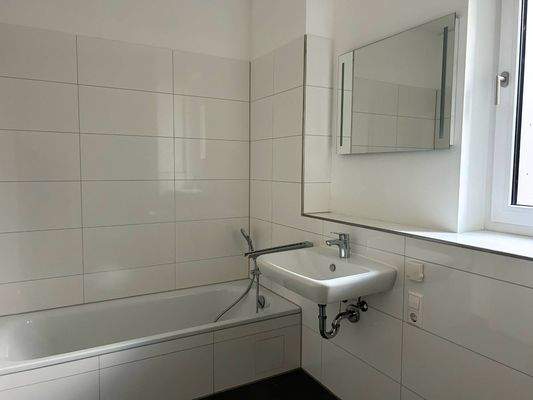 Tageslichtbadewanne mit Fenster im 1. Obergeschoss