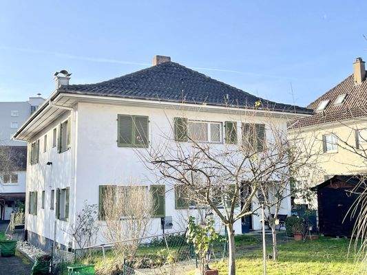 Vorgarten mit Gartenhaus