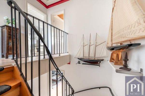 Stilvoller Treppenaufgang mit maritimen Flair