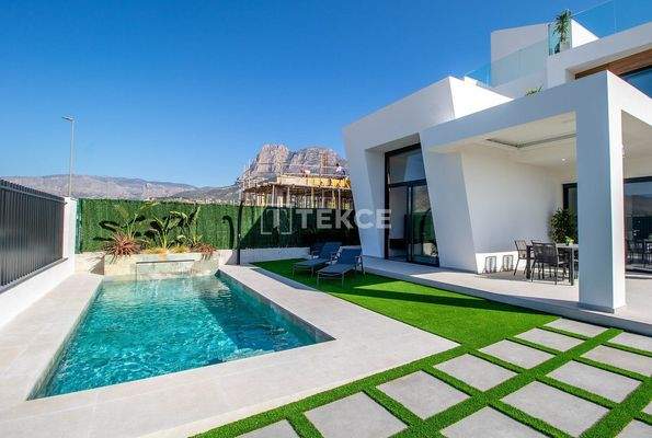 Villas Offering Views of the Sea and Mountains in Alicante