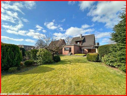 Blick aus dem Garten zum Haus