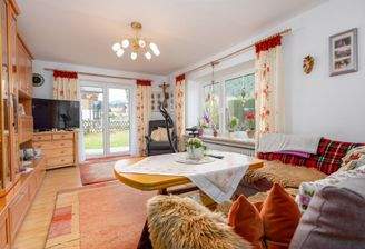 Wohnzimmer mit Blick zur Terrasse/Garten 