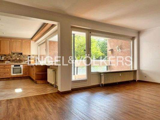 ca. 25m² großes Wohnzimmer mit überdachter Eckloggia