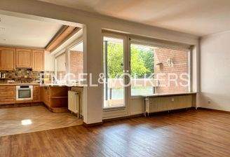 ca. 25m² großes Wohnzimmer mit überdachter Eckloggia