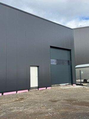 Aktueller Bautenstand Ansicht mit Rolltor