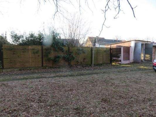 Grundstücksgrenze mit Zugang & Garage