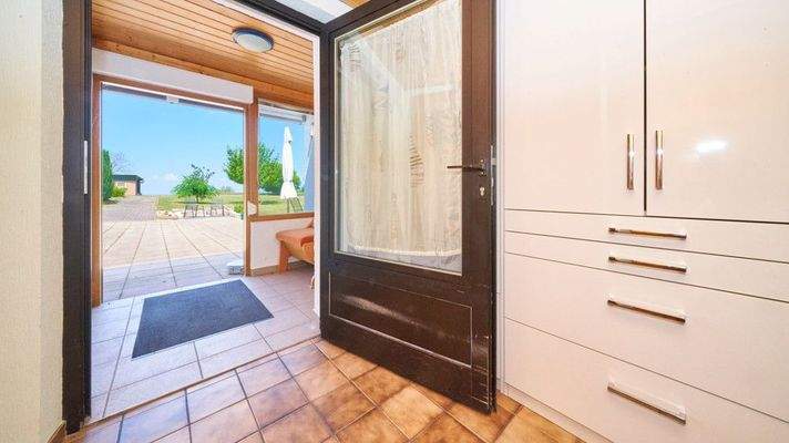 Haus1_OG Umkleide mit Bad und Terrassenzugang_2